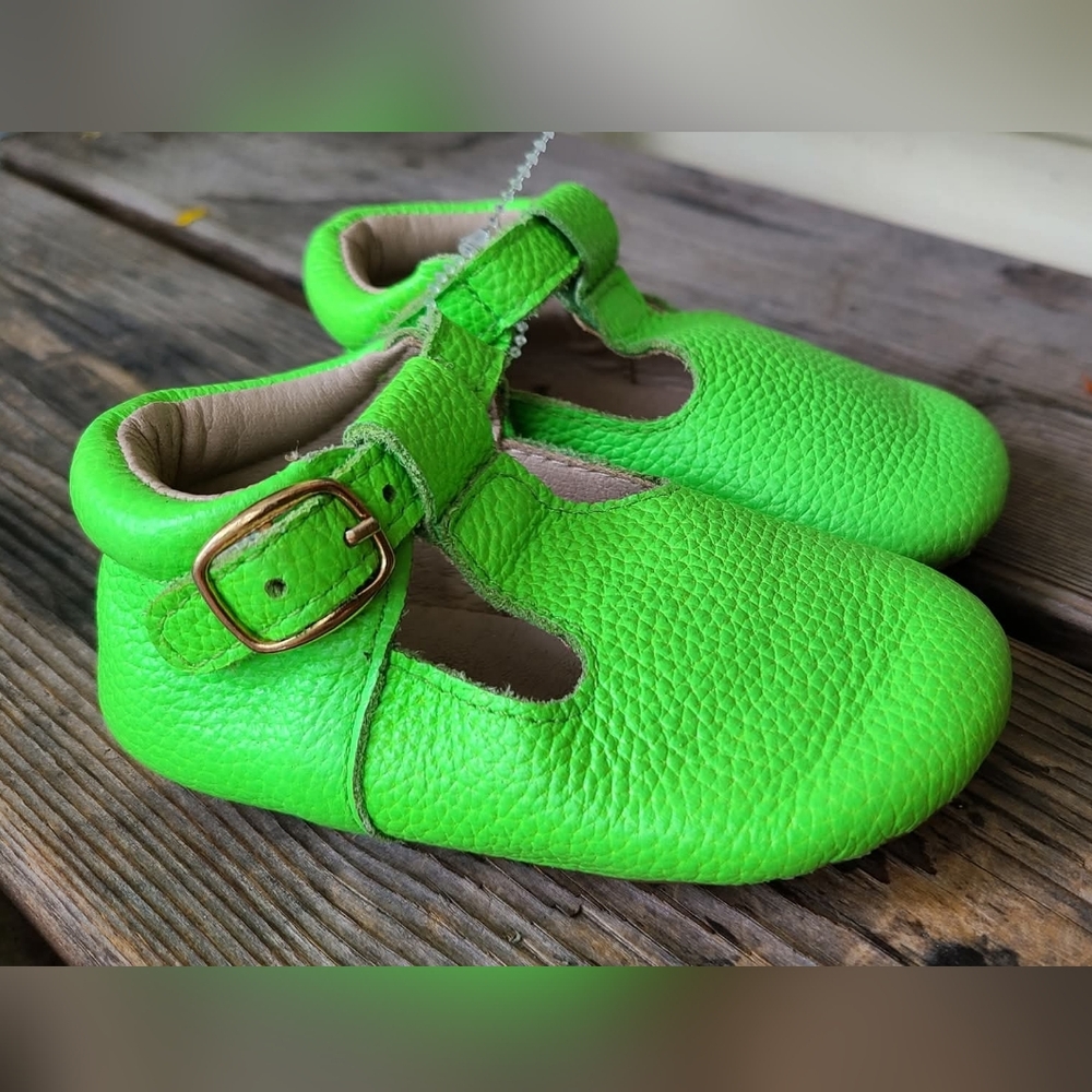 MONKEY FEET SZ 12-18M VGUC NEON GREEN Leather T-strap maryjane soft bottom shoes